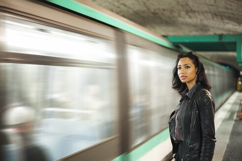 Frankreich, Paris, junge Frau in U-Bahn-Station - ZEDF000125