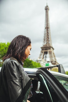 Frankreich, Paris, junge Frau steigt in ein Taxi - ZEDF000132