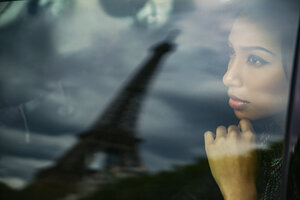 Frankreich, Paris, Porträt einer jungen Frau, die den Eiffelturm durch ein Autofenster betrachtet - ZEDF000133