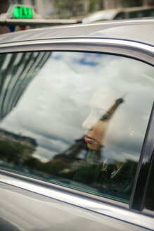 Frankreich, Paris, junge Frau schaut durch Autofenster - ZEDF000134