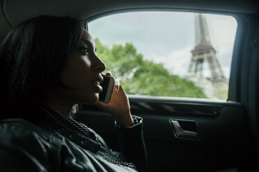 Frankreich, Paris, junge Frau, die in einem Auto telefoniert - ZEDF000137