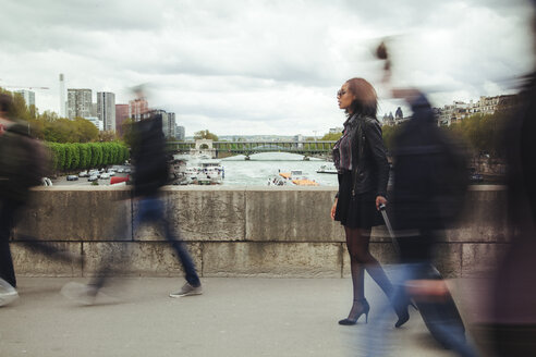 Frankreich, Paris, Menschen auf einer Brücke - ZEDF000138