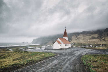 Island, Vik, Blick auf Dorf und Kirche, dramatischer Himmel - ASCF000583