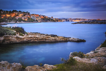 Spanien, Balearische Inseln, Mallorca, Cala Comtesa bei Illetes am Abend - VT000525