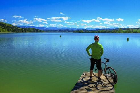 Deutschland, Rupertigau, Waginger See, Mann mit Fahrrad auf Steg stehend - HAMF000198