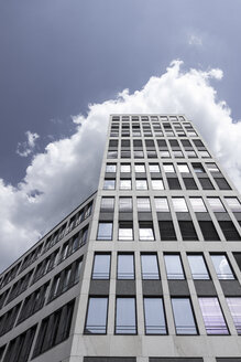 Deutschland, Berlin, Fassade eines modernen Bürogebäudes - CMF000441