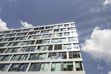 Deutschland, Berlin, Fassade eines modernen Bürogebäudes - CMF000443