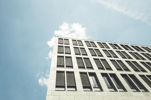 Deutschland, Berlin, Fassade eines modernen Bürogebäudes - CMF000444