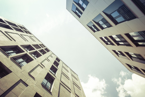 Deutschland, Berlin, Fassade eines modernen Bürogebäudes, lizenzfreies Stockfoto