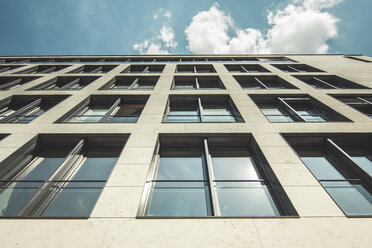 Deutschland, Berlin, Fassade eines modernen Bürogebäudes - CMF000447