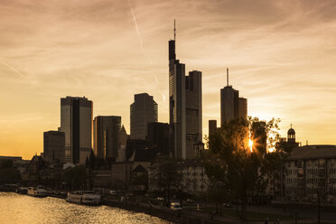 Deutschland, Frankfurt, Skyline am Abend - FCF000931