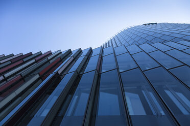Deutschland, Frankfurt, Detail einer modernen Glasfassade - FCF000935