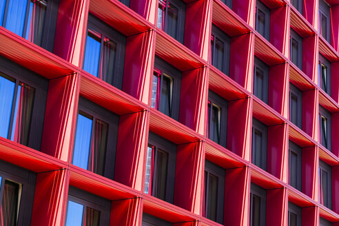 Deutschland, Frankfurt, Detail der Fenster in einer modernen Hausfassade - FCF000937