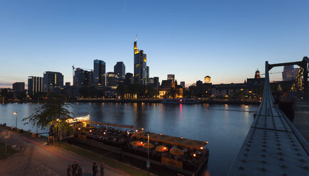 Deutschland, Frankfurt, Skyline am Abend - FC000939
