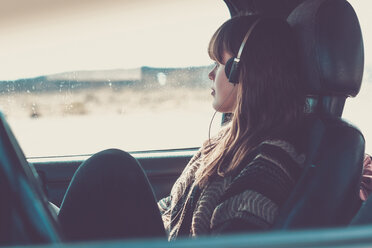 Young woman travelling in car listening music - SIPF000478