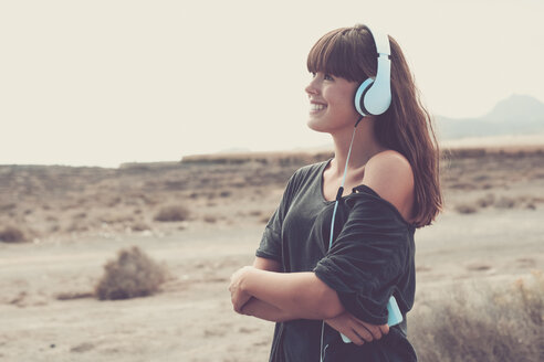 Junge Frau hört Musik, lächelt fröhlich - SIPF000488