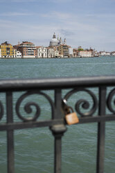 Italien, Venedig, Blick auf den Markusplatz von San Giorgio Maggiore aus - MAUF000586