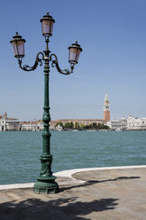 Italien, Venedig, Blick auf den Markusplatz von San Giorgio Maggiore aus - MAUF000590