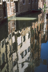 Italien, Venedig, Spiegelungen von Häusern im Kanal - MAUF000598
