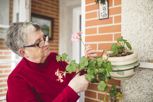 Senior woman taking care of her plants - EPF000092