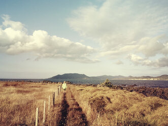 Neuseeland, Ostkap, Frau auf Wanderweg - GWF004695