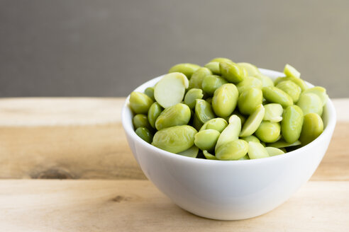 Edamame-Bohnen in einer kleinen Schüssel - HAWF000895