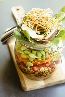 Asiatischer Salat im Glas mit Ramen-Nudeln, roter Paprika, Zuckererbsenschoten, Karotten, Edamame, Shiitake-Pilzen, Blattsalat, gebratenen Chow-Mien-Nudeln und Dressing - HAWF000897