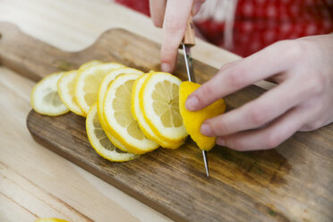 Frauenhände schneiden Zitrone - RTBF000204