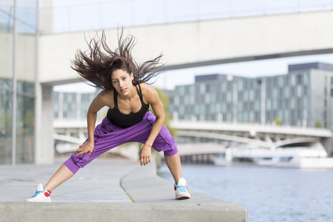 Junge Frau beim Sport am Flussufer, lizenzfreies Stockfoto