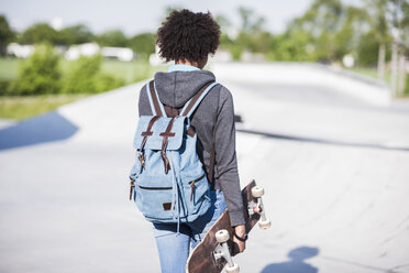 Junge Frau mit Skateboard - UUF007239