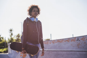 Junge Frau mit Skateboard - UUF007244