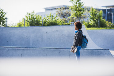 Junge Frau mit Skateboard im Skatepark - UUF007245