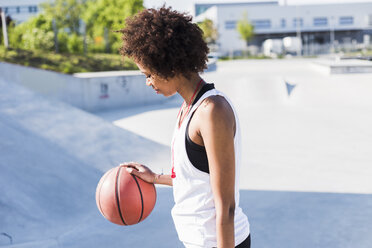 Junge Frau mit Basketball im Skatepark - UUF007263