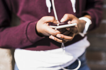 Close-up of woman holding cell phone - UUF007311