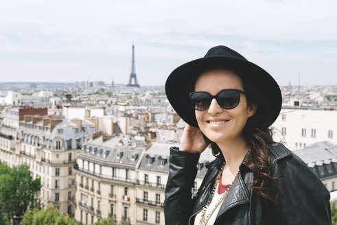 Frankreich, Paris, Porträt einer glücklichen Frau mit schwarzem Hut und Sonnenbrille am Aussichtspunkt - GEMF000906