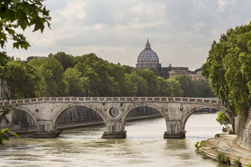 Italien, Latium, Rom, Ponte Sisto über den Tiber, Kuppel des Petersdoms - CSTF001077