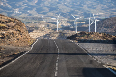 Spanien, Teneriffa, leere Straße und Windpark - SIPF000493