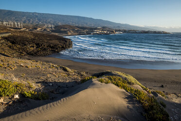 Spanien, Teneriffa, Strand und Windpark im Hintergrund - SIPF000495