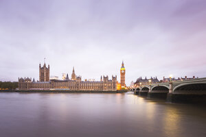 Vereinigtes Königreich, England, Big Ben und Houses of Parliament und Themsebrücke am Abend - EPF000094