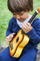 Kleiner Junge spielt Gitarre - VABF000484