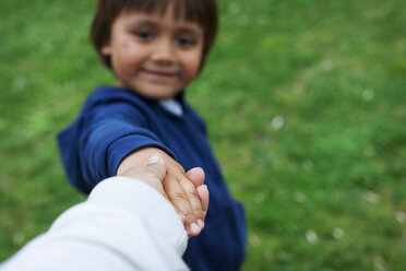 Kleiner Junge wird von seiner Mutter an der Hand gehalten - VABF000485