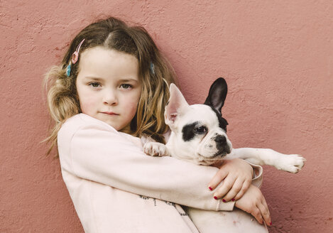 Porträt eines kleinen Mädchens mit ihrer französischen Bulldogge - RAEF001161