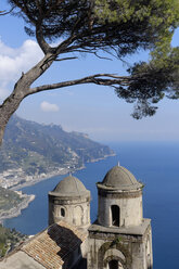 Italien, Kampanien, Ravello, Villa Rufulo, Kuppeln der Chiesa della SS. Annunziata - HLF000971