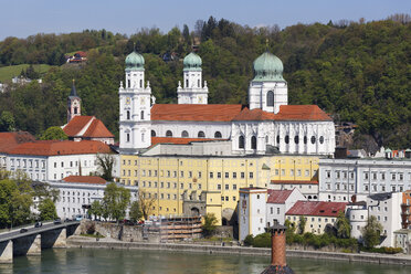 Deutschland, Bayern, Niederbayern, Passau, Dom St. Stephan und Inn - SIEF007013