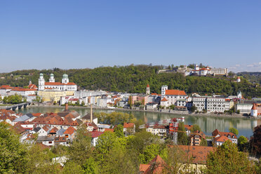 Germany, Bavaria, Lower Bavaria, Passau, View of St Stephans Cathedral and Veste Oberhaus, Innstadt and Inn river - SIEF007014