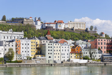 Germany, Bavaria, Lower Bavaria, Passau, Old town, Veste Oberhaus and Inn river - SIEF007015
