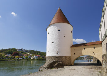 Germany, Lower Bavaria, Passau, Schaiblingsturm and Inn river, pilgrimage church Mariahilf left - SIEF007016