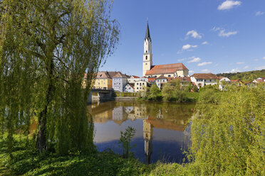 Germany, Bavaria, Lower Bavaria, Vilshofen, parish church and Vils river - SIEF007017