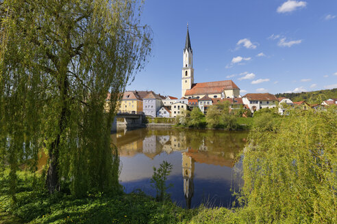 Deutschland, Bayern, Niederbayern, Vilshofen, Pfarrkirche und Fluss Vils - SIEF007017