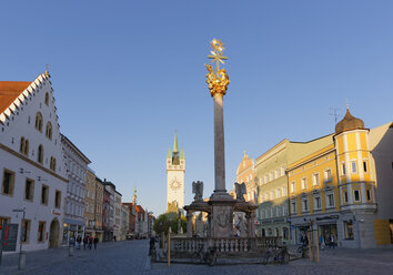 Germany, Bavaria, Lower Bavaria, Straubing, Theresienplatz square with Trinity column - SIE007021